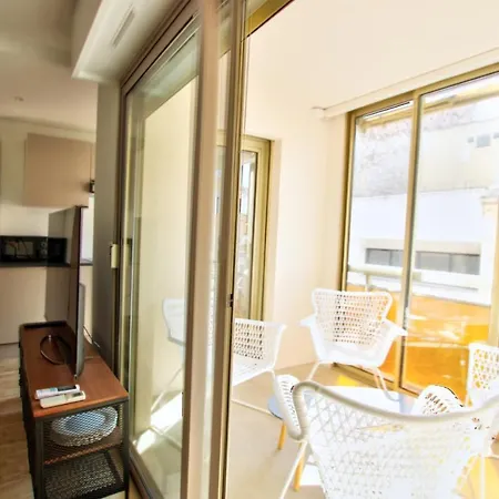 Mar2 - Beau 2 Pièces Avec Loggia Fermée Et Aménagée En Centre *